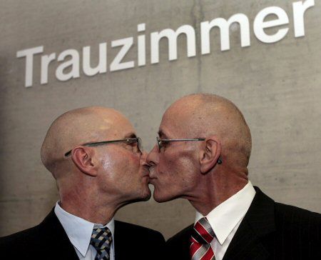 W Szwajcarii zarejestrowano pierwszy związek osób tej samej płci