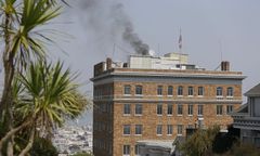 Gryzący czarny dym z komina konsulatu Rosji w San Francisco