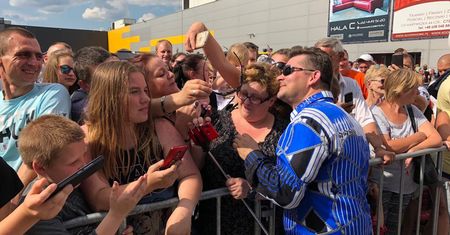 "Nie musisz wiele myśleć, aby poczuć się dobrze". Sprawdziliśmy, kto bawi się przy disco polo