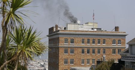 Gryzący czarny dym z komina konsulatu Rosji w San Francisco