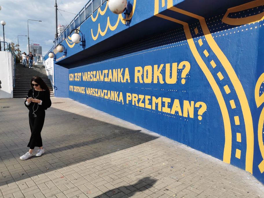 Zmiany w centrum. Nowe banery na "patelni" przed wejściem do stacji Metro Centrum