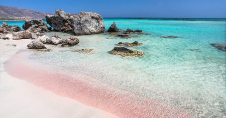 Czarne i różowe plaże w Europie. Dotrzesz na nie w kilka godzin