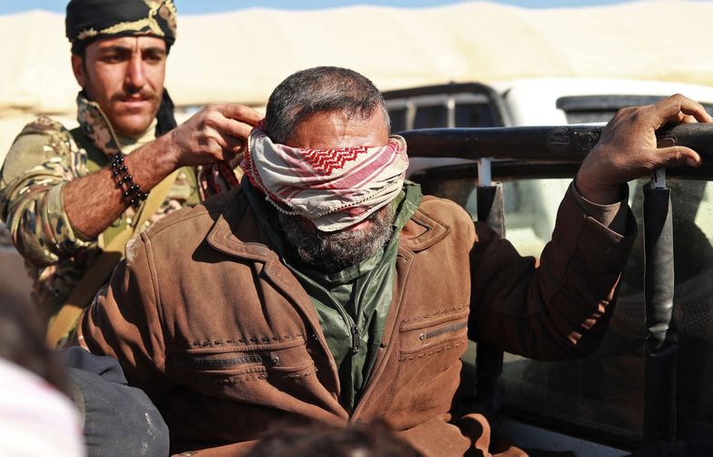 Żołnierz kurdyjski zatrzymuje mężczyznę podejrzanego w przynależność do ISIS