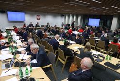 Sejmowy maraton nad "ustawą dyscyplinującą". Drzemka na korytarzu i przy stole obrad. Co na to PIP?