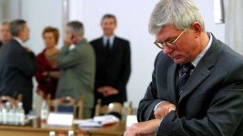 Celiński z komisją w tle