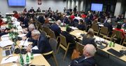 Sejmowy maraton nad "ustawą dyscyplinującą". Drzemka na korytarzu i przy stole obrad. Co na to PIP?
