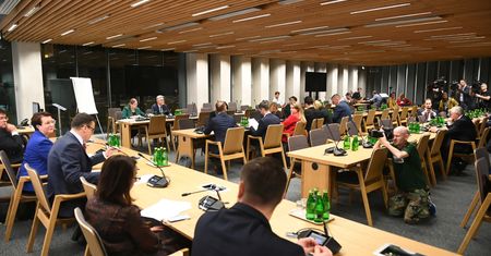 Burzliwe obrady komisji. Zdanie ekspertów bez znaczenia: kandydatury Krystyny Pawłowicz i Stanisława Piotrowicza z pozytywną opinią