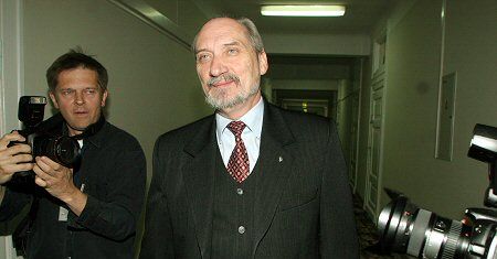 Nowy szef MON jeszcze w piątek odwoła Macierewicza