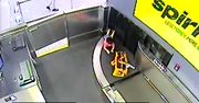 Maluch wpadł na taśmę bagażową. Jest nagranie z lotniska