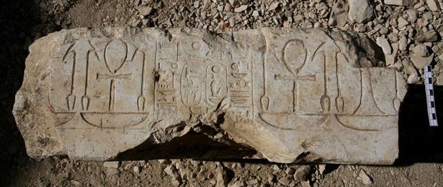 Baza posągu, dzięki której rozpoznano, że są to pozostałości budowli odkrytej przez dr. Abu el-Ayuna Barakata. 