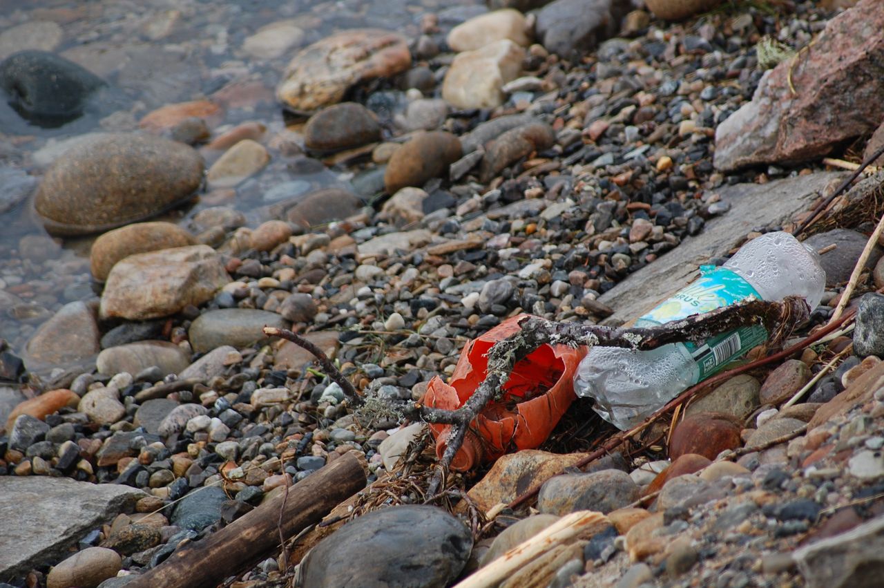 Plastik, który wygląda jak skały. Może być niebezpieczny