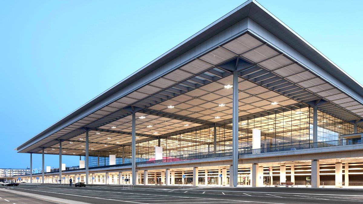 Ludzie nie mogą latać, więc linie lotnicze tną zatrudnienie