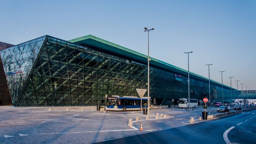 Lotnisko w Krakowie obsłużyło w zeszłym roku rekordowo dużą liczbę pasażerów: 8,41 mln 