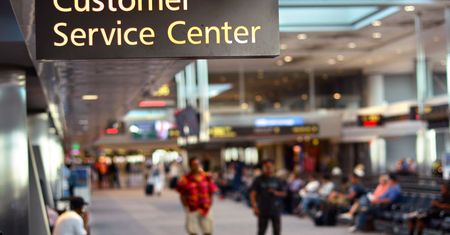 Nie chcieli wpuścić jej na pokład samolotu. United Airlines straciło klientkę