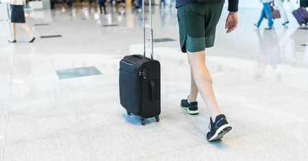 Mężczyzna zatrzymany przed wejściem do samolotu. Jego strój uznano za obraźliwy