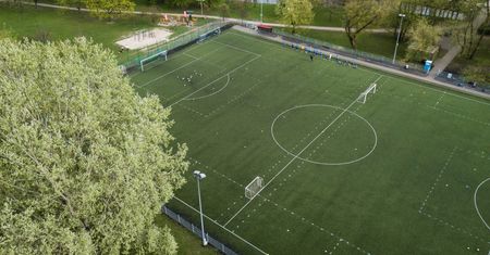 Sportowe propozycje Trzaskowskiego. Chce zadaszyć wszystkie orliki i syrenki