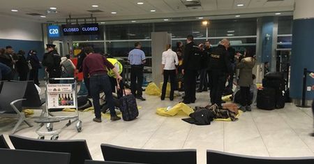 Panika na lotnisku w Pradze. Stewardessa znalazła rysunek bomby