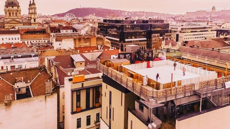 Niezwykłe lodowisko zostało otwarte na dachu hotelu President w Budapeszcie