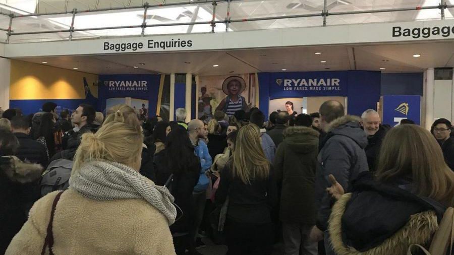 Z powodu śnieżycy odwołano loty do Londynu z kilku polskich miast