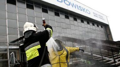 Strażacy z zastępu chemicznego po wyjściu z przepompowni przy lodowisku w Tychach