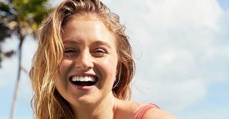 Iskra pokochała czerwone kostiumy. Błyszczy prawie Pamela