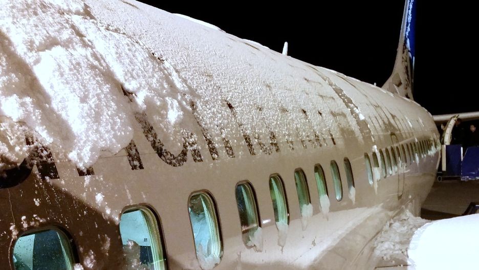 Kilka centymetrów śniegu sparaliżowało lotnisko Stansted.