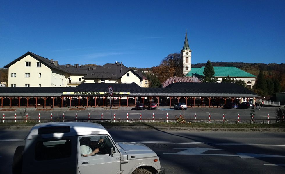 Targowisko miejskie w Wiśle. Zdaniem mieszkańców wszyscy tu ze sobą dobrze żyją, niezależnie od wiary 