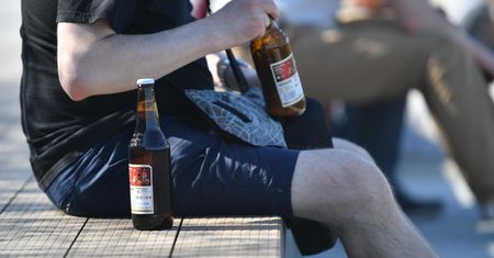 Warszawa: pierwszy dzień legalnego picia alkoholu nad Wisłą. Tony śmieci