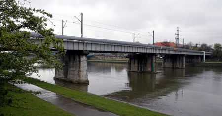 Kraków: dwie osoby zaginęły w pobliżu Wisły. Służby przeszukują koryto rzeki