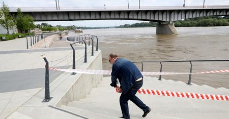 Podtopienia i powodzie. "Nie zbliżajcie się do Wisły"