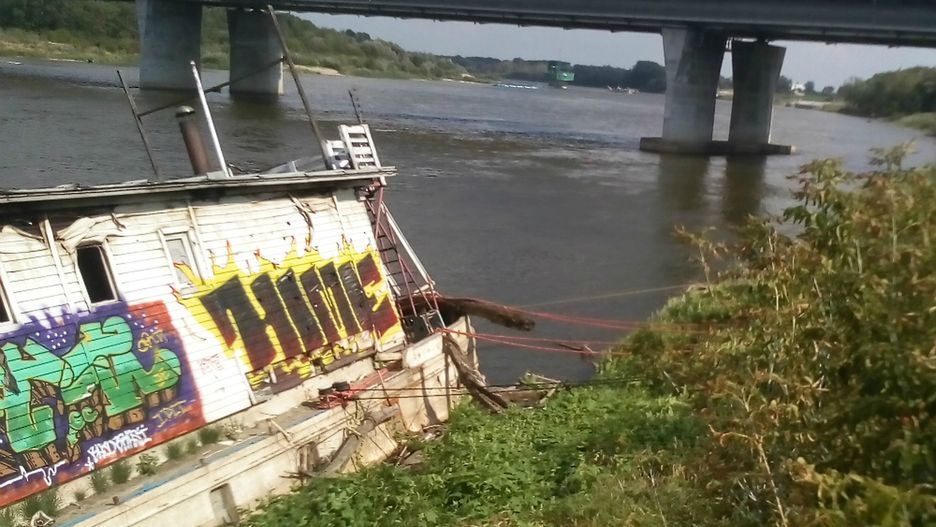 Pracownicy Wód Polskich zabezpieczyli wrak barki "Maristo", który znajduje się przy brzegu Wisły pod Mostem Łazienkowski
