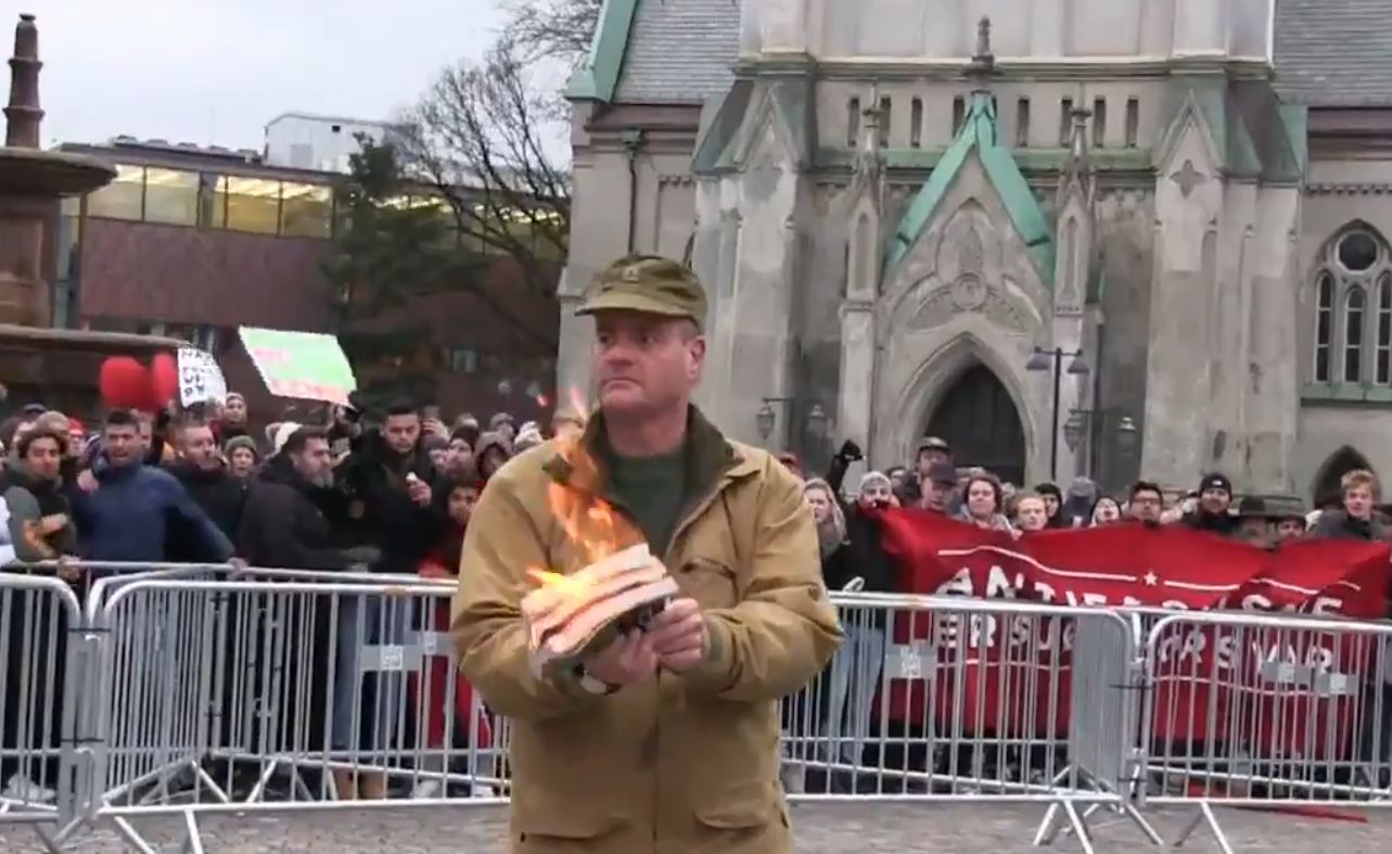 Norwegia. Spalił Koran podczas manifestacji. Zamieszki na ulicach