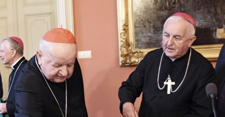 Kardynał Stanisław Dziwisz broni biskupa Jana Szkodonia. "Zarzuty boleśnie dotknęły wiele osób"