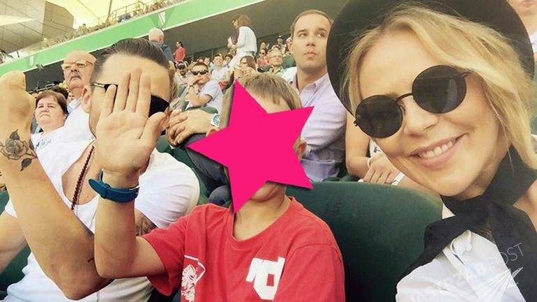Maja Sablewska i Wojciech Mazolewski z synem Stanisławem na meczu