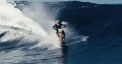 Robbie Maddison surfuje na motocyklu