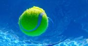 Oto letni trik, jak wyczyścić basen za pomocą piłeczki tenisowej