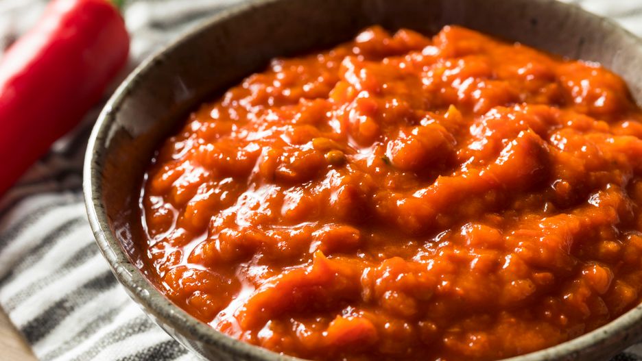 Pastę Harissa robi się z papryczek chili.