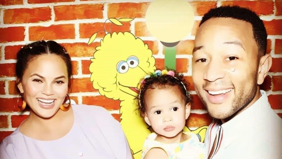 Chrissy Teigen w śmieszny sposób karmiła piersią. John Legend ma piękną rodzinę