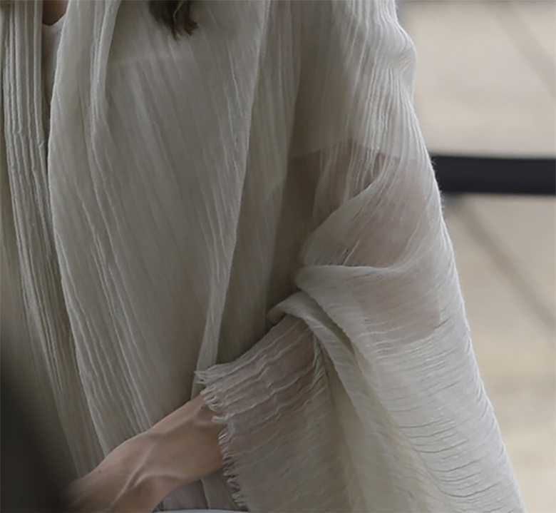 Angelina Jolie - próbowała ukryć swoje chude ręce