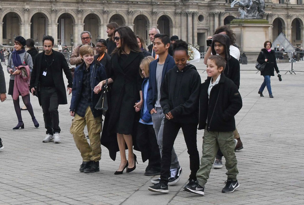 Angelina Jolie na spacerze z dziećmi