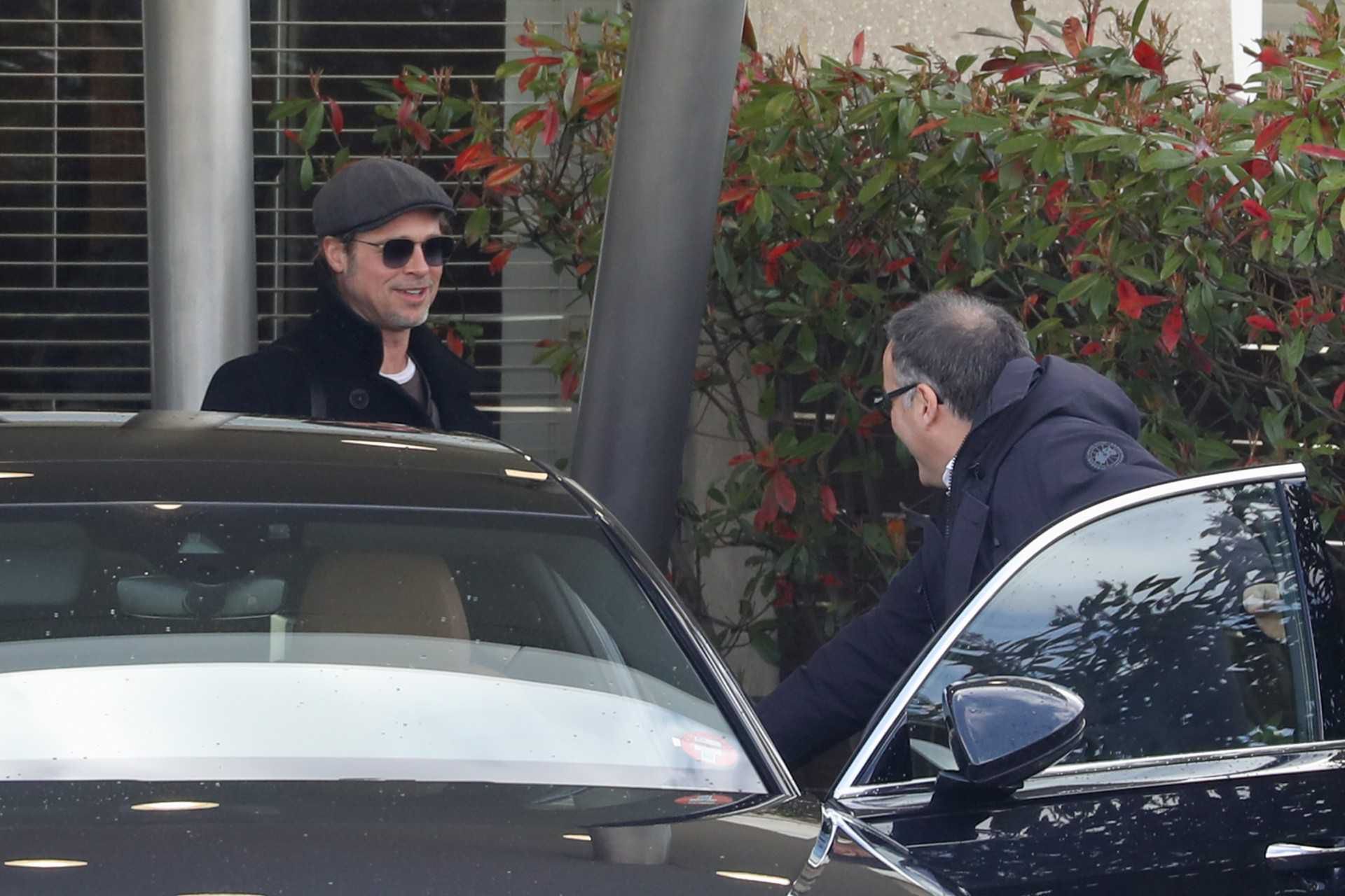 Brad Pitt w Paryżu na lotnisku Charlesa-de-Gaulle