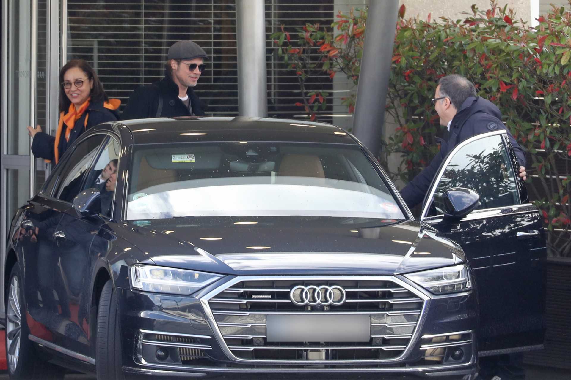 Brad Pitt w Paryżu na lotnisku Charlesa-de-Gaulle