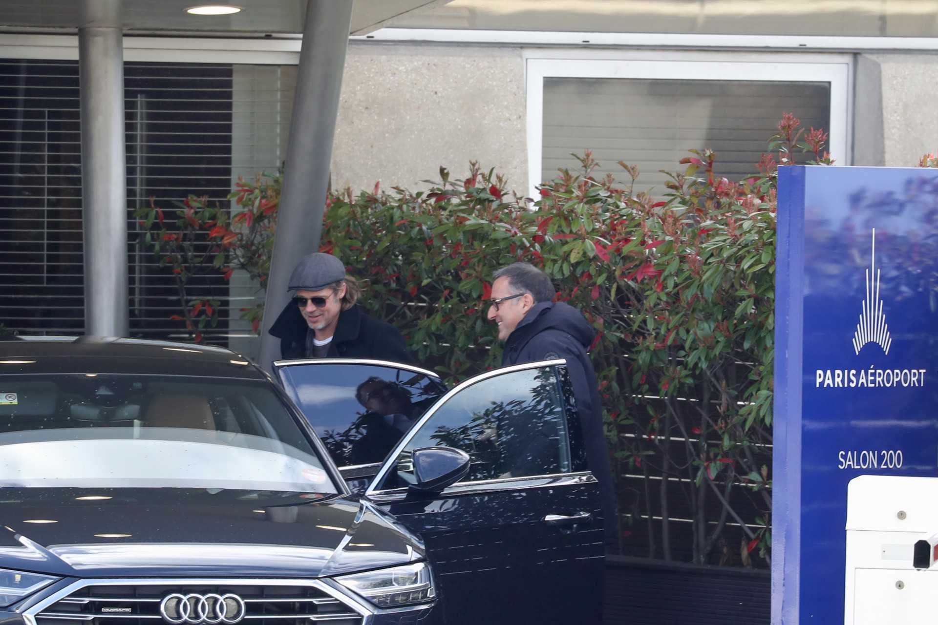 Brad Pitt w Paryżu na lotnisku Charlesa-de-Gaulle