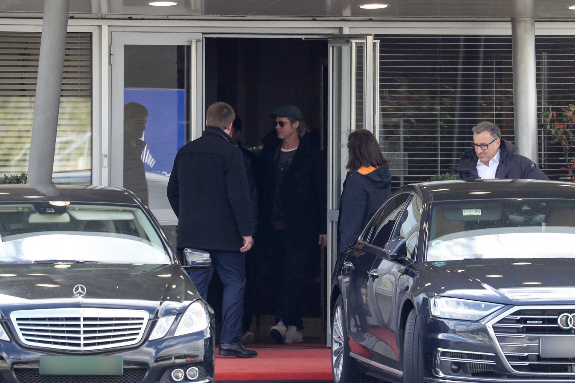 Brad Pitt w Paryżu na lotnisku Charlesa-de-Gaulle