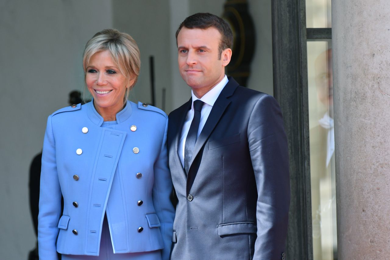 Przyjaciele się odwrócili, a sąsiedzi pluli na drzwi rodziców. Nowa biografia Brigitte Macron zdradza wiele sekretów