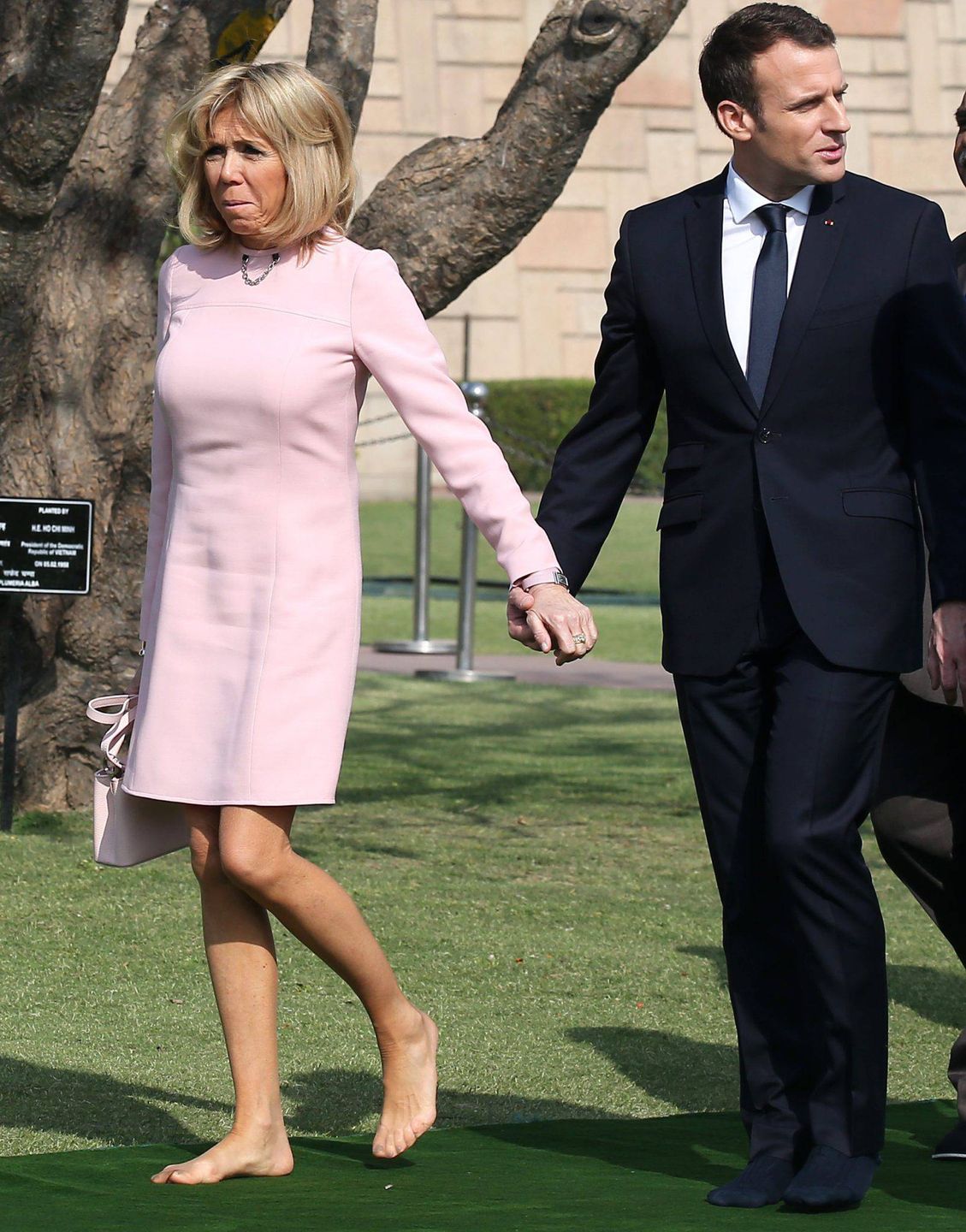 Emmanuel Macron i Brigitte Macron boso w Nowym Delhi w Indiach