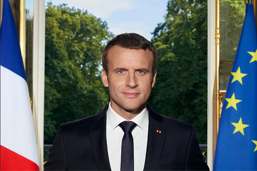 Oficjalny portret prezydenta Francji zawojował internet. Ekspert dla WP: strzał w dziesiątkę