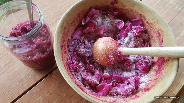 Płatki róży ucierane z cukrem. Aromatyczna konfitura