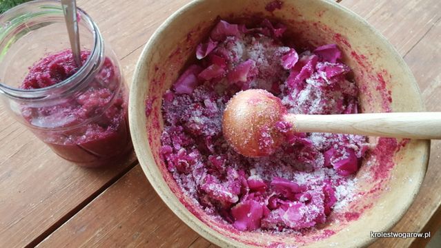 Płatki róży ucierane z cukrem. Aromatyczna konfitura