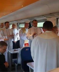 Księża przerobili wagon pociągu na kaplicę. Odprawili mszę świętą